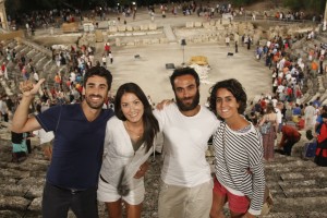 En el teatro Epidaurus viendo una obra de teatro