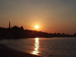 Zachod slonca na plazy Aliki