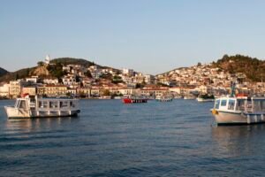 Miasteczko Poros o zachodzie slonca